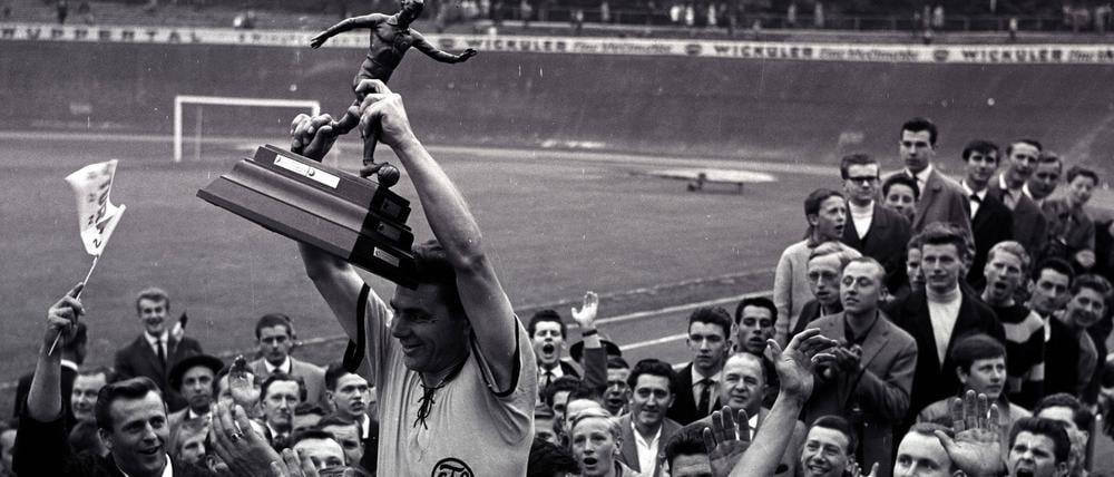 Der SC Tegel feiert mit dem Pokal nach dem Gewinn der deutschen Amateurmeisterschaft.