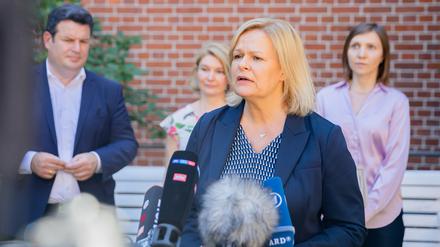 Nancy Faeser (SPD) gibt im Beisein von Hubertus Heil auf dem Campus der Berliner Charité ein Pressestatement.
