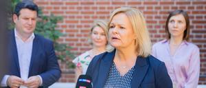 Nancy Faeser (SPD) gibt im Beisein von Hubertus Heil auf dem Campus der Berliner Charité ein Pressestatement.