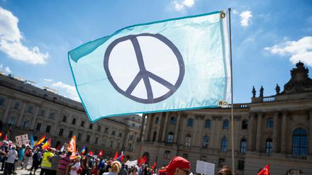 Am Sonnabend hatten sich nach Polizeiangaben etwa 1400 Demonstranten auf dem Bebelplatz in Mitte eingefunden, um gegen die verstärkte Aufrüstung der Bundeswehr und für eine "demokratische, zivile und soziale Zeitenwende" zu demonstrieren. 