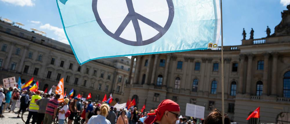 Am Sonnabend hatten sich nach Polizeiangaben etwa 1400 Demonstranten auf dem Bebelplatz in Mitte eingefunden, um gegen die verstärkte Aufrüstung der Bundeswehr und für eine "demokratische, zivile und soziale Zeitenwende" zu demonstrieren. 