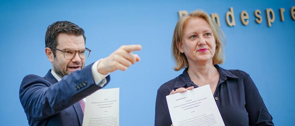 Marco Buschmann (FDP), Bundesminister der Justiz, und Bundesfamilienministerin Lisa Paus (Bündnis 90/Die Grünen) stellen in der Bundespressekonferenz das Eckpunktepapier zum Selbstbestimmungsgesetz vor.