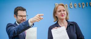 Marco Buschmann (FDP), Bundesminister der Justiz, und Bundesfamilienministerin Lisa Paus (Bündnis 90/Die Grünen) stellen in der Bundespressekonferenz das Eckpunktepapier zum Selbstbestimmungsgesetz vor.