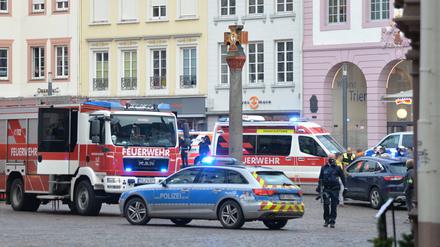 Einsatzkräfte von Polizei und Feuerwehr sind nahe der Fußgängerzone im Einsatz, in der ein Auto mehrere Menschen erfasst und tödlich verletzt hat.