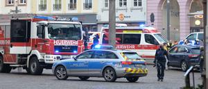 Einsatzkräfte von Polizei und Feuerwehr sind nahe der Fußgängerzone im Einsatz, in der ein Auto mehrere Menschen erfasst und tödlich verletzt hat.