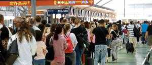 Passagiere stehen in einer Schlange von mehreren hundert Metern für die Sicherheitskontrolle am Flughafen Köln-Bonn an.