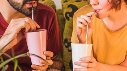 Getränke aus Bambusbechern mit Metallstrohhalmen zu trinken, hilft Plastik einzusparen. Die Umweltbilanz wird aber erst mit der langfristigen Nutzung positiv.