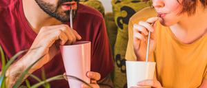 Getränke aus Bambusbechern mit Metallstrohhalmen zu trinken, hilft Plastik einzusparen. Die Umweltbilanz wird aber erst mit der langfristigen Nutzung positiv.