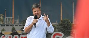 Bnndeswirtschaftsminister Robert Habeck (Grüne) spricht auf der Demonstration des Bürgerbündnisses «Zukunft Schwedt». 