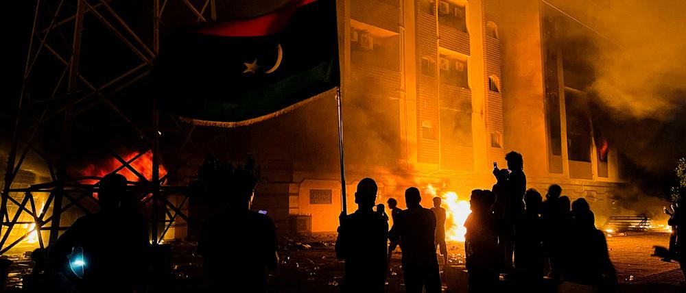 Demonstranten setzten das Parlamentsgebäude im ostlibyschen Tobruk in Brand.