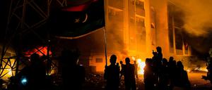 Demonstranten setzten das Parlamentsgebäude im ostlibyschen Tobruk in Brand.