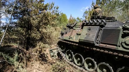 Mit dem Pionierpanzer Dachs gegen die Flammen: Die Bundeswehr schlug Brandschneisen in der Gohrischheide.