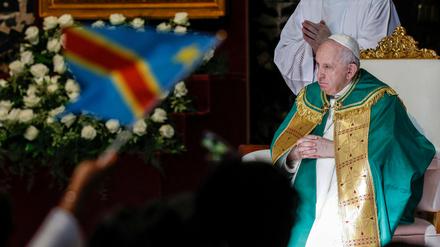 Papst Franziskus sitzt bei einer Messe in Rom. 