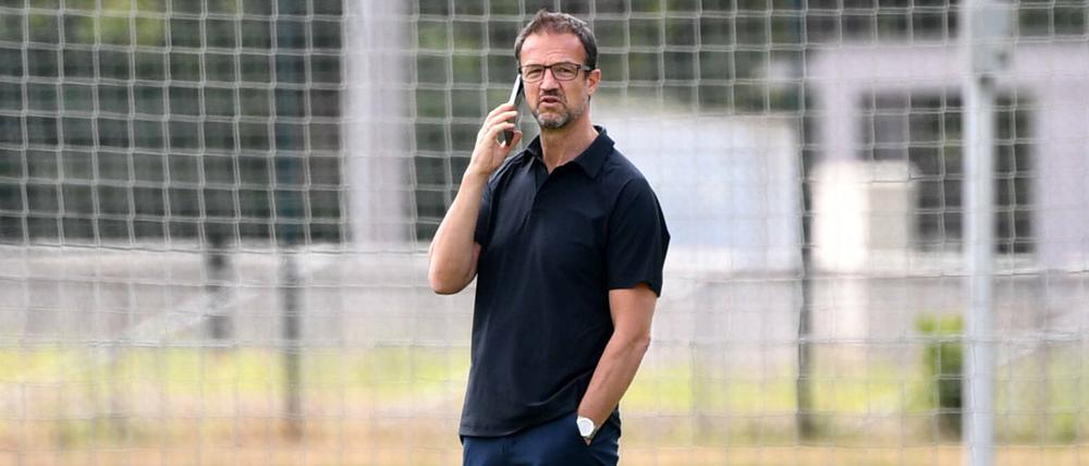 Gewohntes Bild. Fredi Bobic, Geschäftsführer Sport von Hertha BSC, ist in diesen Tagen häufiger mit Telefon am Ohr zu sehen.
