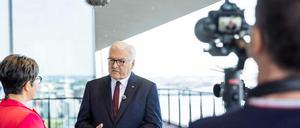 Journalistin und Fernsehmoderatorin Shakuntala Banerjee (l.) und Bundespräsident Frank-Walter Steinmeier sprechen miteinander während der Aufzeichnung der Sendung «Berlin direkt - Sommerinterviews». 
