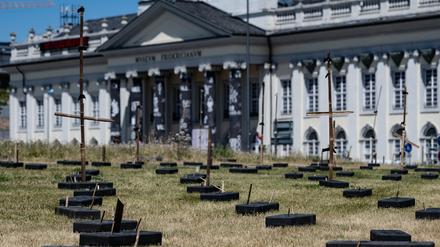 Abgeräumt. Letzte Reste vom umstrittenen und abgebauten Kunstwerk "People's Justice" vom Künstlerkollektiv Taring Padi stehen auf dem Friedrichsplatz vor dem Museum Fridericianum. 