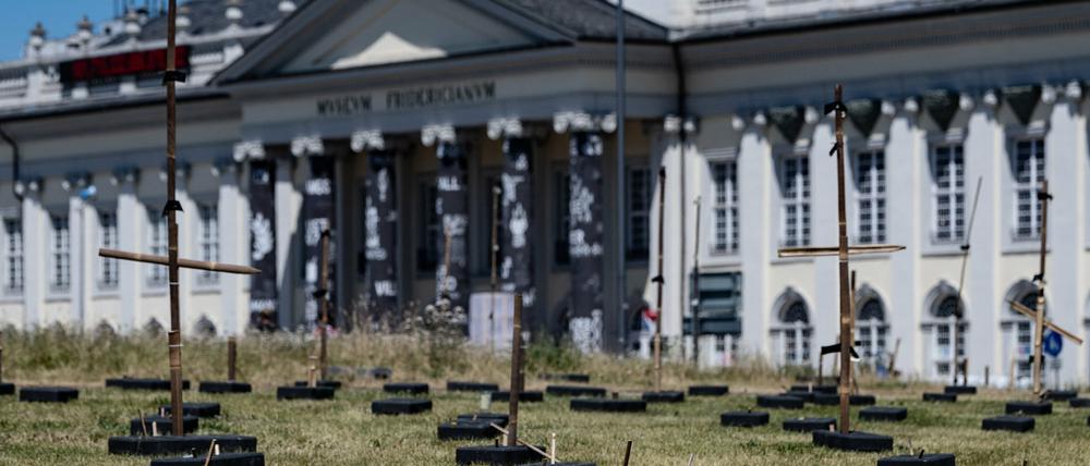 Abgeräumt. Letzte Reste vom umstrittenen und abgebauten Kunstwerk "People's Justice" vom Künstlerkollektiv Taring Padi stehen auf dem Friedrichsplatz vor dem Museum Fridericianum. 