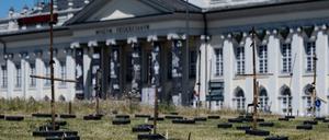 Abgeräumt. Letzte Reste vom umstrittenen und abgebauten Kunstwerk "People's Justice" vom Künstlerkollektiv Taring Padi stehen auf dem Friedrichsplatz vor dem Museum Fridericianum. 