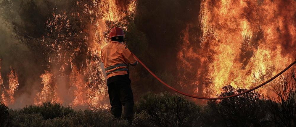 Waldbrände, die am Mittwoch im griechischen Kechries bei Korinth tobten, dehnen sich weiter aus in Richtung der Siedlungen Galataki und Athikia.