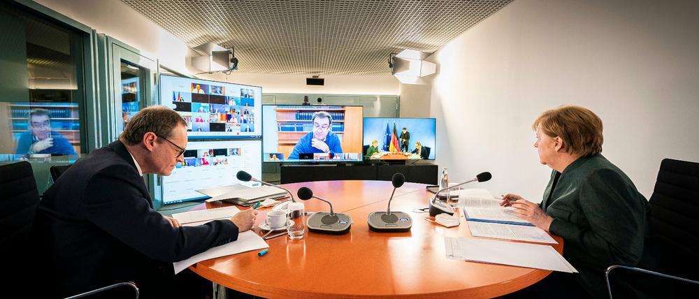 Die damalige Bundeskanzlerin Angela Merkel (CDU) und der frühere Regierende Bürgermeister von Berlin Michael Müller bei einer Videokonferenz im Kanzleramt Anfang 2021