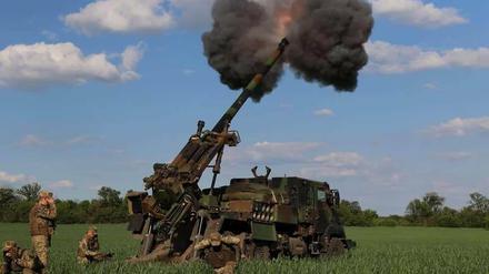 Knappes (Rüstungs)-Gut: Eine Caesar-Haubitze im Einsatz in der Ukraine.