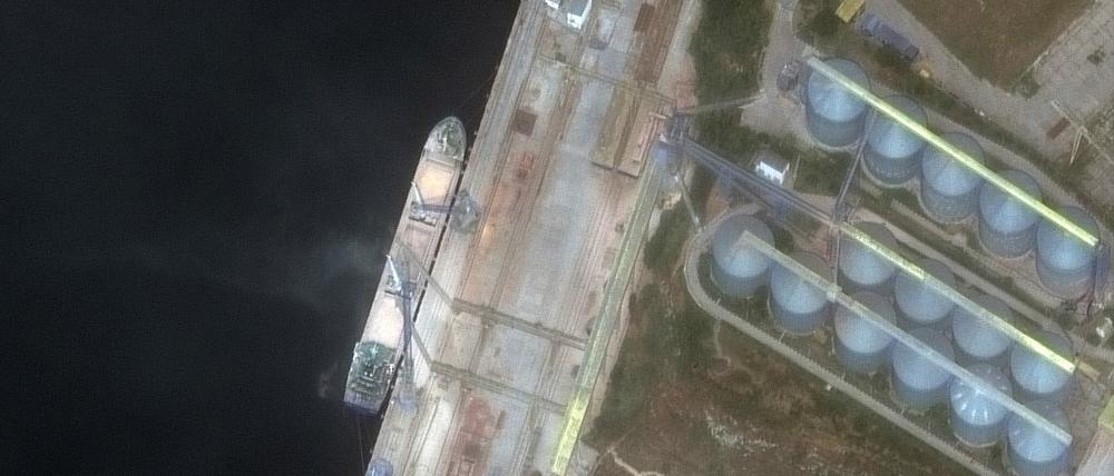 Ein Satellitenbild zeigt ein mit Getreide beladenes Schiff in Sewastopol, Krim, 12. Juni 2022.