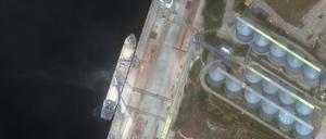 Ein Satellitenbild zeigt ein mit Getreide beladenes Schiff in Sewastopol, Krim, 12. Juni 2022.