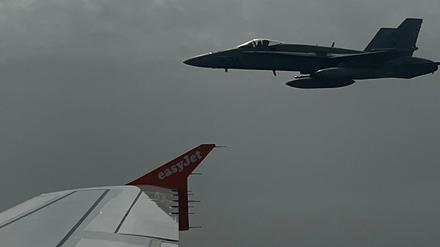 Der Kampfjet ist aus dem Fenster der Easyjet-Maschine zu sehen. 