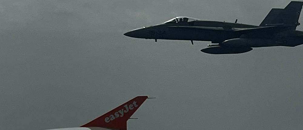 Der Kampfjet ist aus dem Fenster der Easyjet-Maschine zu sehen.