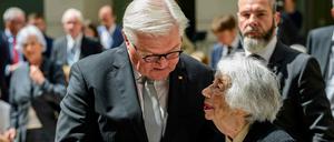 Unermüdlich gegen Antisemitismus. Bundespräsident Frank-Walter Steinmeier überreicht Berlins Ehrenbürgerin Margot Friedländer den Walter-Rathenau-Preis.
