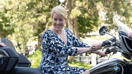 Vergangene Zeiten. Früher waren immer Männer die Gastgeber. Mit Franziska Giffey als Regierende Bürgermeisterin wird erstmal eine Frau die Gäste begrüßen.