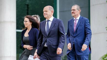Flott durch den Garten: Olaf Scholz, DGB-Chefin Jasmin Fahimi und Arbeitgeberpräsident Rainer Dulger am Montagnachmittag vor dem Kanzleramt. 