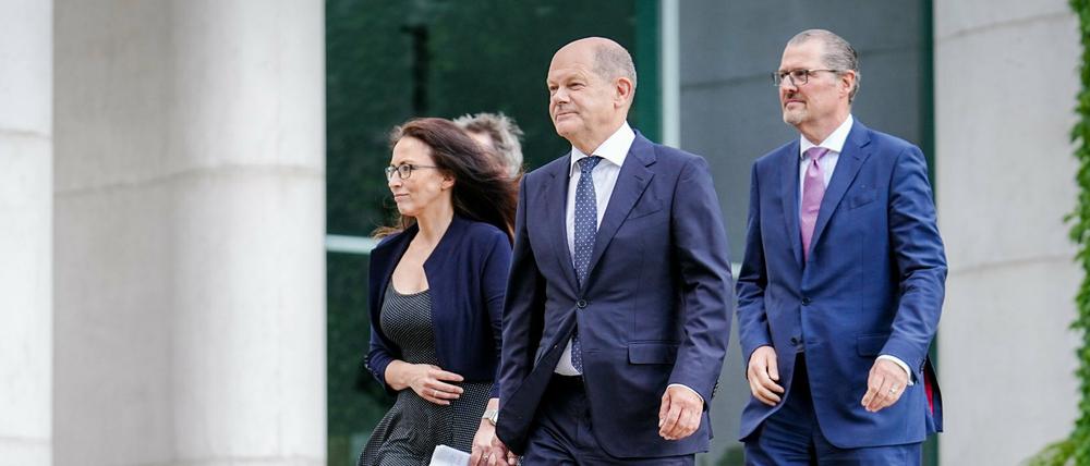Flott durch den Garten: Olaf Scholz, DGB-Chefin Jasmin Fahimi und Arbeitgeberpräsident Rainer Dulger am Montagnachmittag vor dem Kanzleramt.