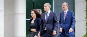 Flott durch den Garten: Olaf Scholz, DGB-Chefin Jasmin Fahimi und Arbeitgeberpräsident Rainer Dulger am Montagnachmittag vor dem Kanzleramt. 