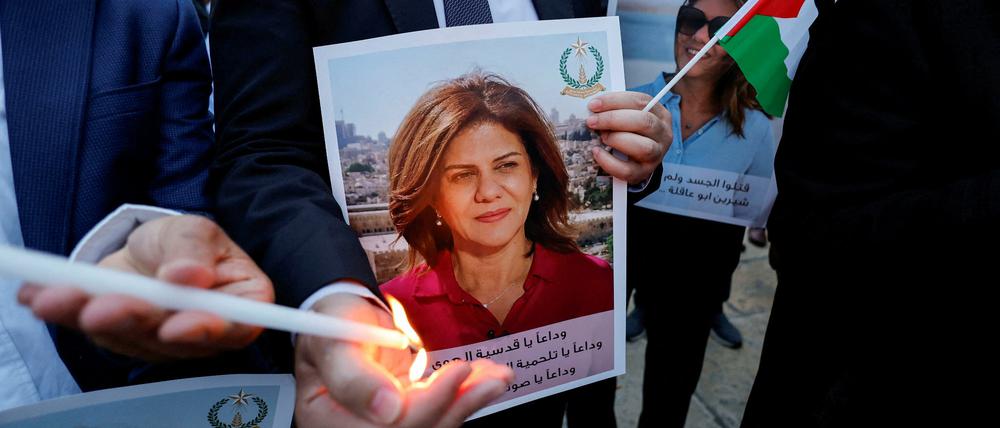Menschen zünden Kerzen in Gedenken an die Al-Jazeera-Journalistin Shirin Abu Akleh an. 