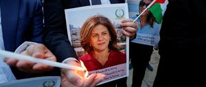 Menschen zünden Kerzen in Gedenken an die Al-Jazeera-Journalistin Shirin Abu Akleh an.