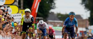 Simon Clarke (rechts) setzte sich im Sprint knapp gegen Taco Van Der Hoorn durch.