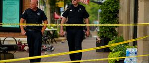 Polizisten am Tag nach der Bluttat am Tatort.