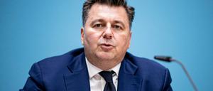 Andreas Geisel (SPD), Ex-Innensenator und heute für Bauen zuständig, stellt in der Pressekonferenz des Berliner Senats den Verfassungsschutzbericht für Berlin vor.
