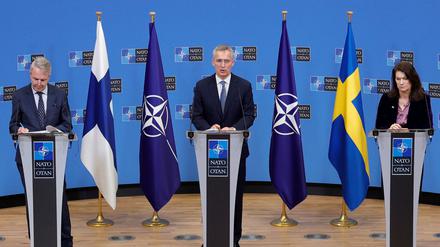 Jens Stoltenberg (Mitte), Nato-Generalsekretär, nimmt an einer Pressekonferenz mit Pekka Haavisto (links), Außenminister von Finnland, und Ann Linde, Außenministerin von Schweden, im Nato-Hauptquartier teil.