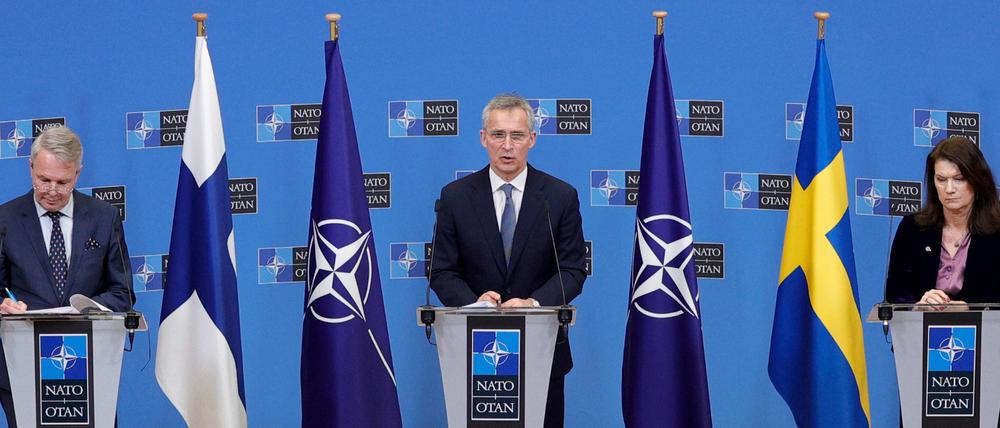 Jens Stoltenberg (Mitte), Nato-Generalsekretär, nimmt an einer Pressekonferenz mit Pekka Haavisto (links), Außenminister von Finnland, und Ann Linde, Außenministerin von Schweden, im Nato-Hauptquartier teil.