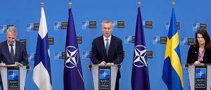 Jens Stoltenberg (Mitte), Nato-Generalsekretär, nimmt an einer Pressekonferenz mit Pekka Haavisto (links), Außenminister von Finnland, und Ann Linde, Außenministerin von Schweden, im Nato-Hauptquartier teil.
