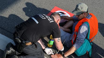 Bereits am Montag hatten die Klima-Aktivisten in Berlin demonstriert und sich am Asphalt festgeklebt.