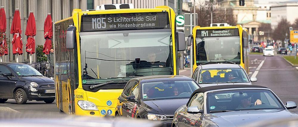 Im Stau. Busfahrer schaffen weniger Umläufe pro Schicht.