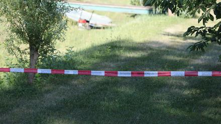 Ein Grundstück ist mit einem Band der Feuerwehr abgesperrt. Auf dem Grundstück kam es zu einem plötzlichen Erdfall, bei dem ein Mann starb.