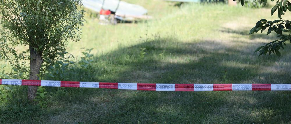 Ein Grundstück ist mit einem Band der Feuerwehr abgesperrt. Auf dem Grundstück kam es zu einem plötzlichen Erdfall, bei dem ein Mann starb.