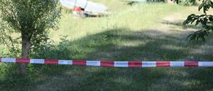 Ein Grundstück ist mit einem Band der Feuerwehr abgesperrt. Auf dem Grundstück kam es zu einem plötzlichen Erdfall, bei dem ein Mann starb.