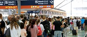 Passagiere stehen in einer Schlange für die Sicherheitskontrolle am Flughafen Köln-Bonn an.