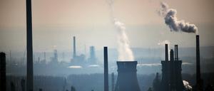 Dampfende Schornsteine und Kühltürme in Wesseling, Nordrhein-Westfalen.