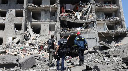 Retter und Ermittler an einem zerstörten Haus nahe Odessa 